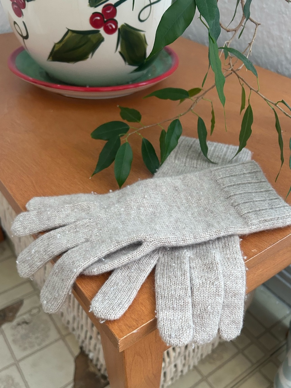 Joie 100% cashmere Soft Beige Knit Gloves